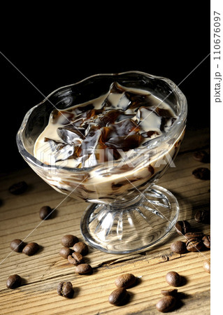 コーヒーゼリーとコーヒー豆 コーヒーゼリーとコーヒー豆 110676097