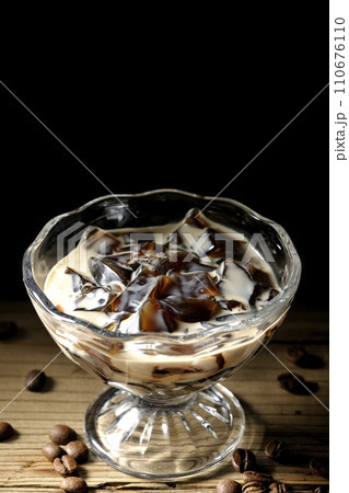コーヒーゼリーとコーヒー豆 コーヒーゼリーとコーヒー豆 110676110