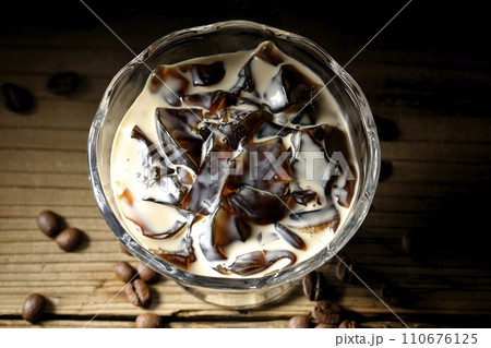 コーヒーゼリーとコーヒー豆 110676125