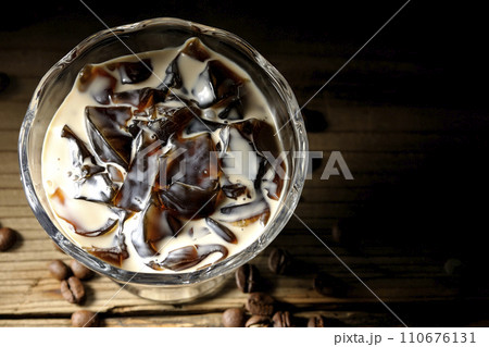 コーヒーゼリーとコーヒー豆 コーヒーゼリーとコーヒー豆 110676131