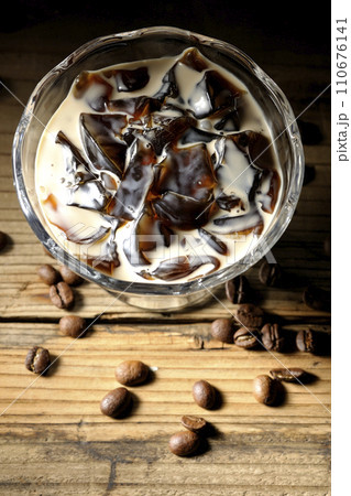 コーヒーゼリーとコーヒー豆 コーヒーゼリーとコーヒー豆 110676141