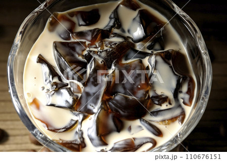 コーヒーゼリーとコーヒー豆 110676151