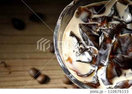 コーヒーゼリーとコーヒー豆 110676153