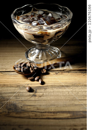 コーヒーゼリーとコーヒー豆 110676166