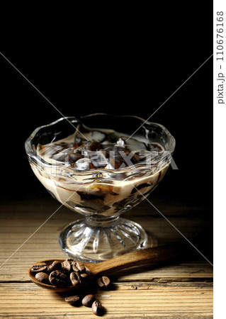 コーヒーゼリーとコーヒー豆 コーヒーゼリーとコーヒー豆 110676168