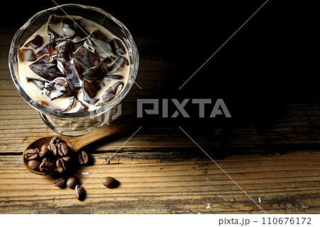 コーヒーゼリーとコーヒー豆 コーヒーゼリーとコーヒー豆 110676172