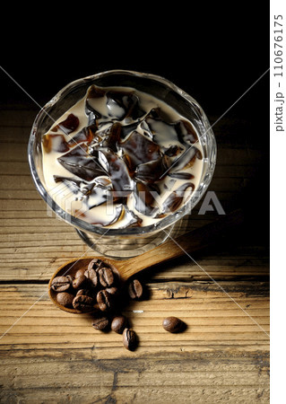 コーヒーゼリーとコーヒー豆 110676175