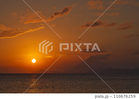 【ゴールドビーチ大浜海水浴場より開聞岳 (夕日)】 鹿児島県肝属郡南大隅町 【ゴールドビーチ大浜海水浴場より開聞岳 (夕日)】 鹿児島県肝属郡南大隅町 110676259