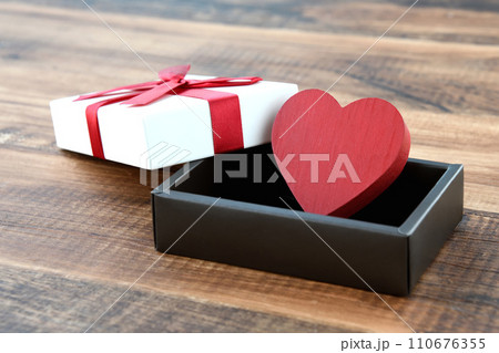 ハートのオブジェクトとプレゼント ハートのオブジェクトとプレゼント 110676355