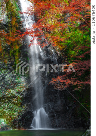 紅葉に囲まれた箕面大滝　大阪府箕面市 110676400