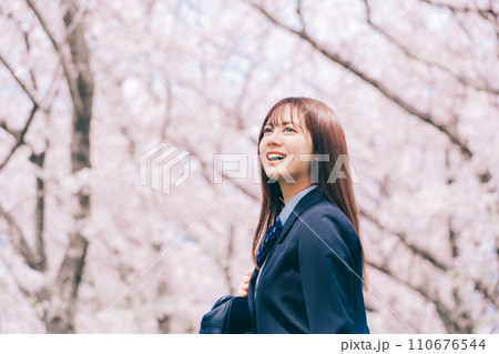 桜を眺める女子高生 110676544