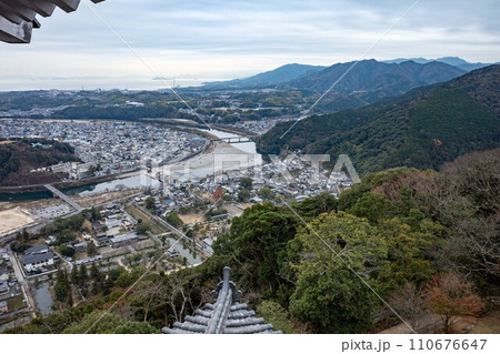 岩国城の天守閣から見た山口県岩国市や錦帯橋 110676647