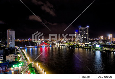 ハン川橋と街の夜景 ベトナム ダナン Dragon bridge Vietnam Danang ハン川橋と街の夜景 ベトナム ダナン Dragon bridge Vietnam Danang 110676656
