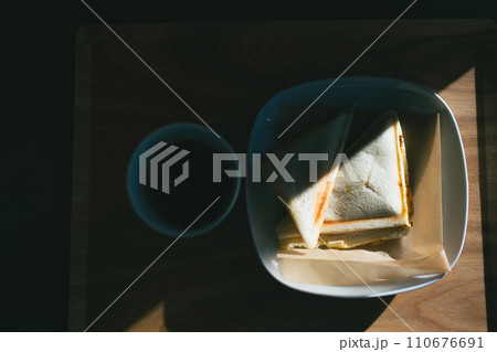カフェでの美味しい手作りトーストサンド カフェでの美味しい手作りトーストサンド 110676691