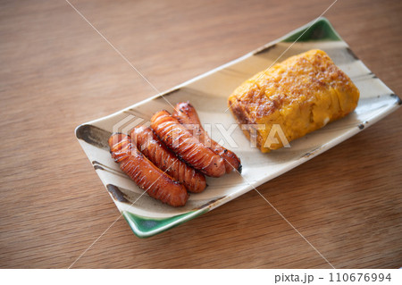 お弁当用のソーセージと玉子焼き 110676994
