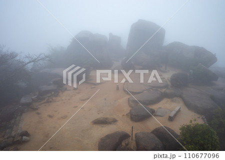 霧の中の宮島弥山登山道 110677096