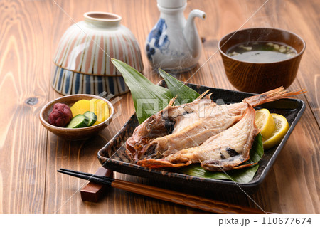 金目鯛の干物とお味噌汁とご飯 110677674