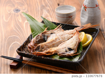 金目鯛の干物と日本酒 110677678
