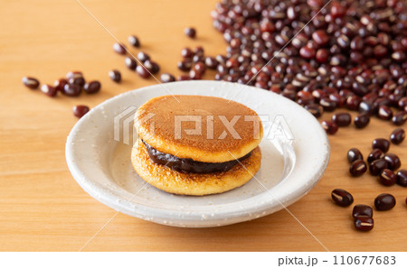 ミニどらと小豆　和菓子　おやつ　甘味　小豆餡　お菓子　一口サイズ　粒あんどら焼き　ミニサイズ 110677683