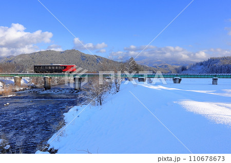 雪景色の中を走る「秋田マタギ号」 雪景色の中を走る「秋田マタギ号」 110678673