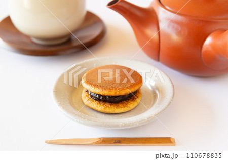 おやつにミニどら焼き　和菓子　甘味　小豆餡　お菓子　一口サイズ　粒あんどら焼き　ミニサイズ 110678835