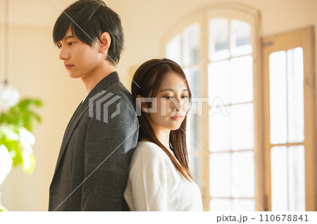 背中合わせのカップル 110678841