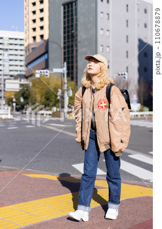 ストリートスナップ　若い女性のポートレート　 110678879