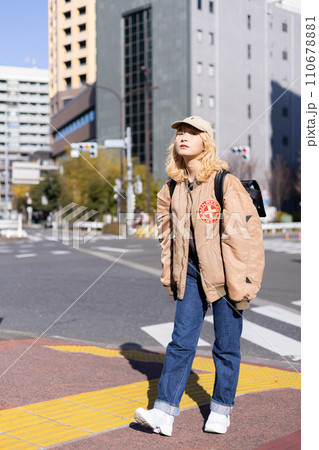 ストリートスナップ 若い女性のポートレート ストリートスナップ 若い女性のポートレート 110678881