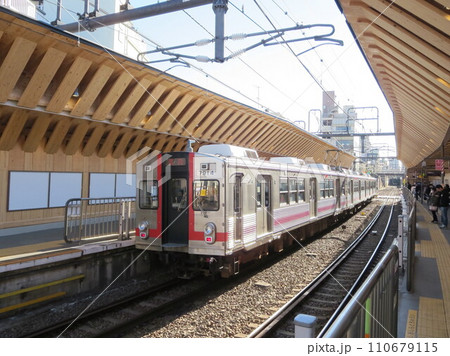 東急池上線戸越銀座駅 7700系歌舞伎塗装 110679115