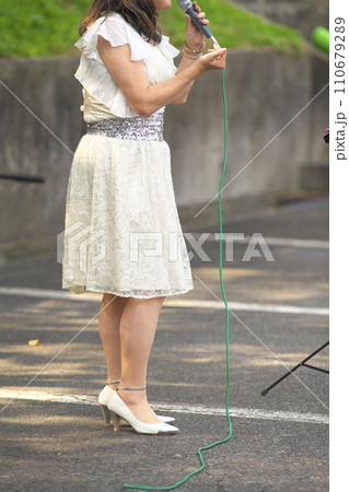 野外イベントで歌う女性 野外イベントで歌う女性 110679289