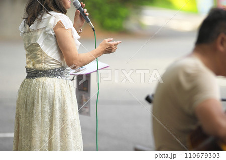 野外イベントで歌う女性 野外イベントで歌う女性 110679303