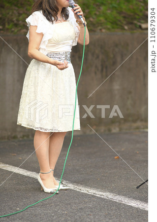 野外イベントで歌う女性 110679304