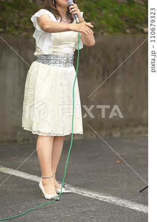 野外イベントで歌う女性 110679323