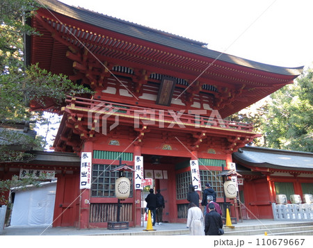 初詣の参拝者で賑わう正月の香取神宮（楼門） 110679667