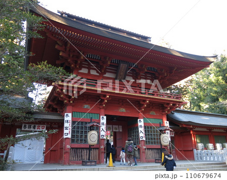 初詣の参拝者で賑わう正月の香取神宮（楼門） 110679674