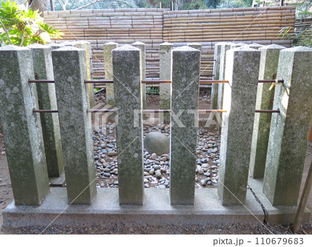 香取市の香取神宮にある要石 香取市の香取神宮にある要石 110679683