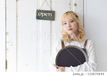 開店準備 扉の前に立つ若い女性 開店準備 扉の前に立つ若い女性 110679844