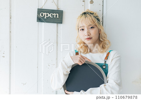 開店準備 扉の前に立つ若い女性 開店準備 扉の前に立つ若い女性 110679878