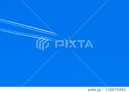 青空に映える飛行機雲 青空に映える飛行機雲 110679982