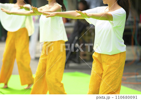 フラダンスをしている女性たち 110680091
