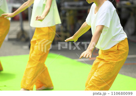 フラダンスをしている女性たち 110680099