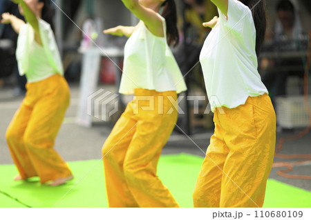 フラダンスをしている女性たち 110680109
