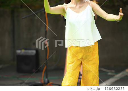 フラダンスをしている女性たち 110680225