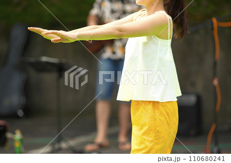 フラダンスをしている女性たち 110680241