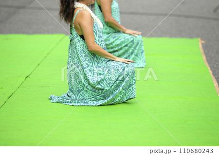 フラダンスをしている女性たち フラダンスをしている女性たち 110680243