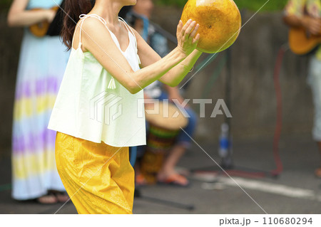 フラダンスをしている女性たち 110680294