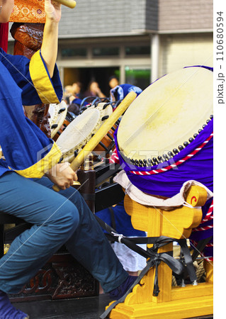 高崎市　高崎まつり　山車に乗って太鼓をたたく人たち 110680594