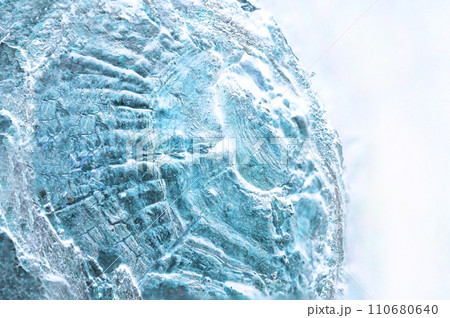 凍りついた険しい氷河群に覆われたような巨大な惑星をテーマにしたレタッチ加工したイメージ 110680640