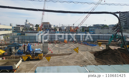 タワーマンションの工事現場 タワーマンションの工事現場 110681425
