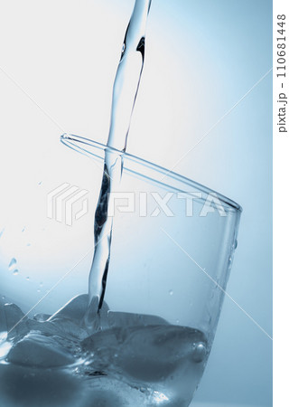 コップに水を注ぐ 110681448